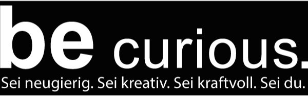 be curious Logo mit Claim weiss 2024